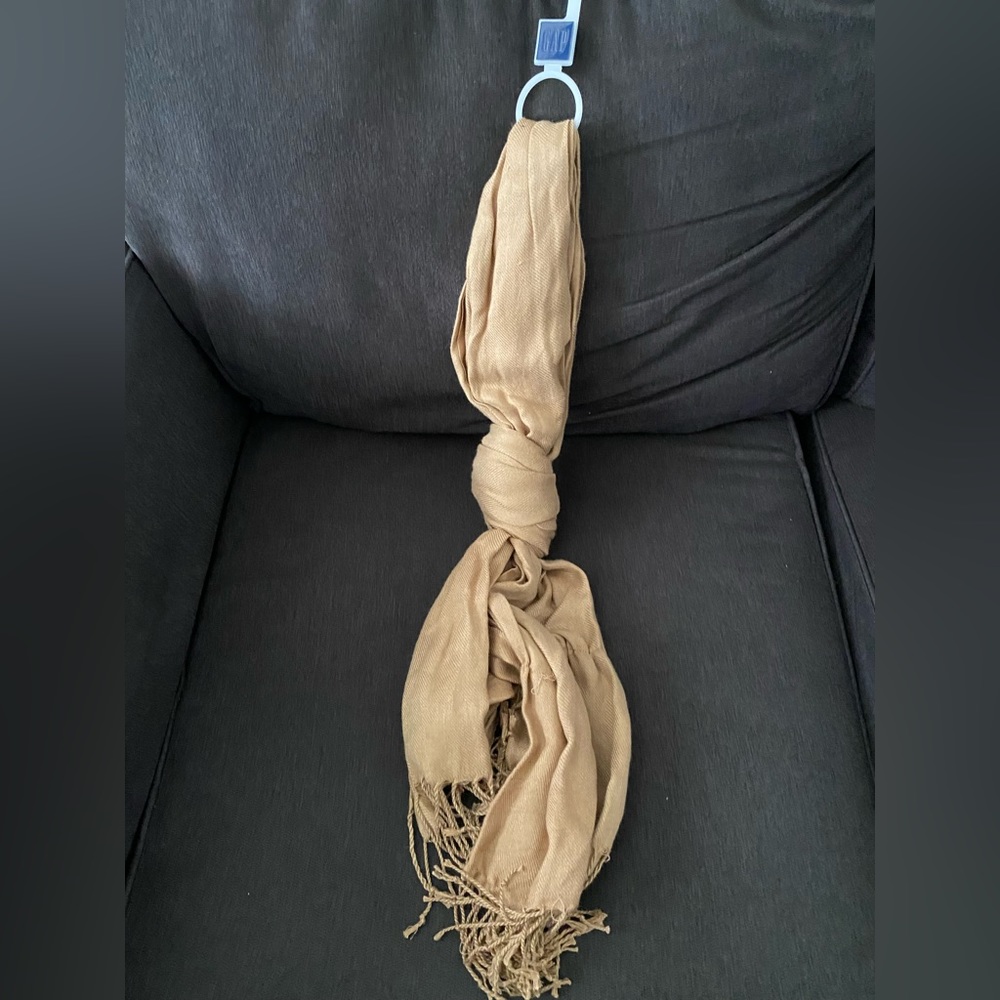 Gap women’s scarf-never worn!